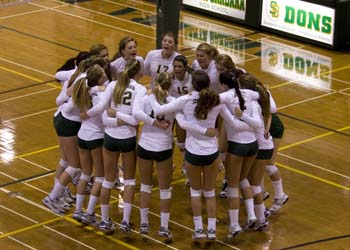 The Santa Barbara girls volleyball team gets fired up for Thousand Oaks