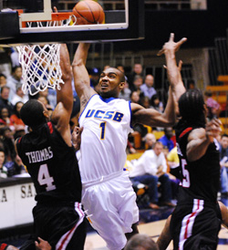 UCSB's Chris Brew attempts a dunk in the face of San Diego State's Malcolm Thomas. The dunk didn't go down. 