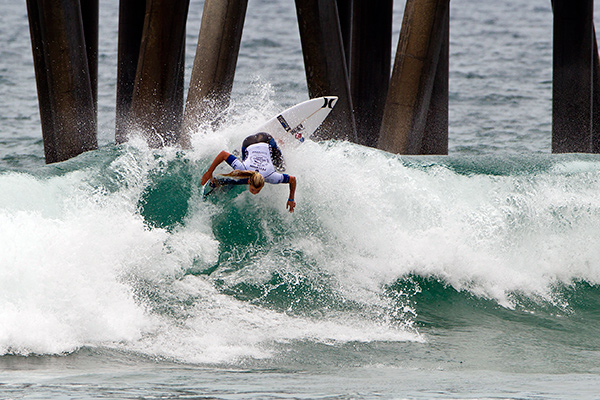 Peterson surfing in Round 1 on the south side of the Huntington Beach Pier. (ASP Photo)