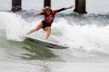 Stephanie Gilmore knocked out Lakey Peterson in Saturday's quarterfinals. (Morris/ASP Photo)