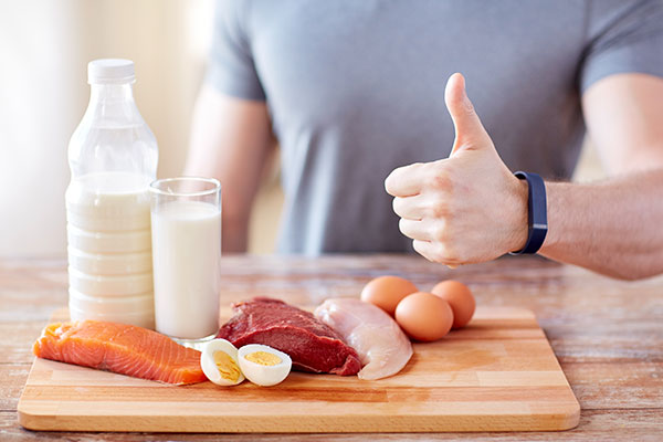 Eating protein at each meal comes with a variety of benefits, including helping with weight loss and weight maintenance, increasing satiety, preserving lean muscle, and boosting the immune system.