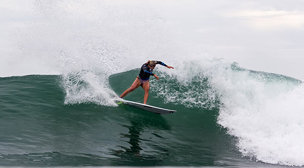 Lakey Peterson survived Courtney Conlogue in the quarterfinals of the Swatch Women's Pro. (Lallande Photo/WSL)